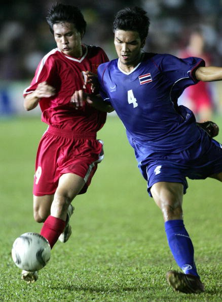SEA Games 23 ở Bacolod, Philippines là kỷ niệm buồn với đội bóng đá Việt Nam do sự cố bán độ. Công Vinh không có tên trong nhóm cầu thủ bán độ dù hai đồng đội của anh ở SLNA là Văn Quyến và Quốc Vượng đều “dính chàm”. Trong ảnh, Công Vinh tranh bóng với Kiatprawut Salwaeo trong trận chung kết Việt Nam - Thái Lan (thua 0-3) tháng 12/2005.